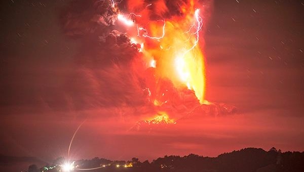 La segunda erupción se observó como si una gran llamarada de fuego saliera desde el interior del macizo. Crédito: La Tercera
