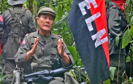 La guerrilla colombiana de las FARC pidió el sábado el arranque formal de las negociaciones de paz entre el Ejército Nacional de Liberación (ELN) y el Gobierno de Colombia, en busca de poner fin a la confrontación armada más antigua del hemisferio. En la imagen, el comandante del ELN Nicolás Rodríguez "Gabino" responde a preguntas de Reuters desde un campamento oculto en la selva colombiana. Imagen fija de una grabación de video entregada el 23 de abril de 2015. REUTERS/ELN/Entregada vía Reuters