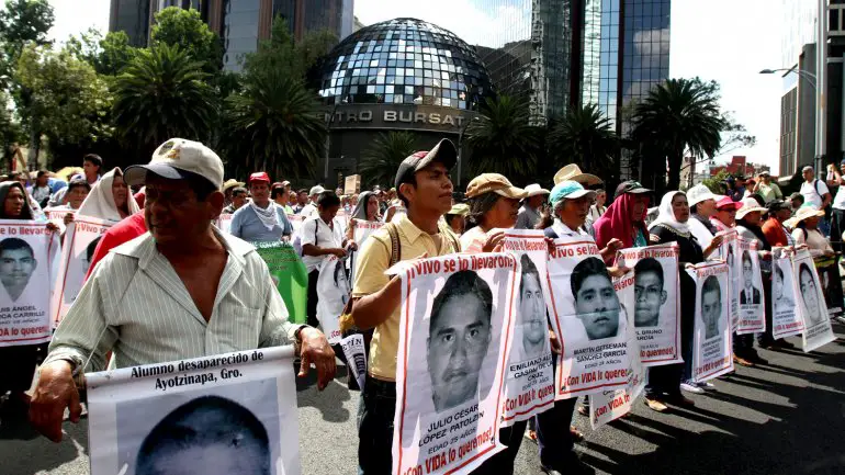 Los familiares de los estudiantes mexicanos rechazan las hipótesis de las autoridades. REUTERS