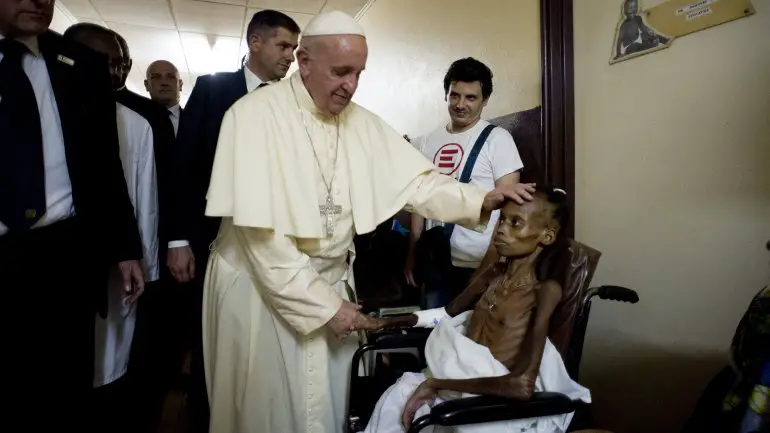 Un niño internado en un hospital pediátrico de Bangui, República Centroafricana, recibe el saludo del papa Francisco. Reuters