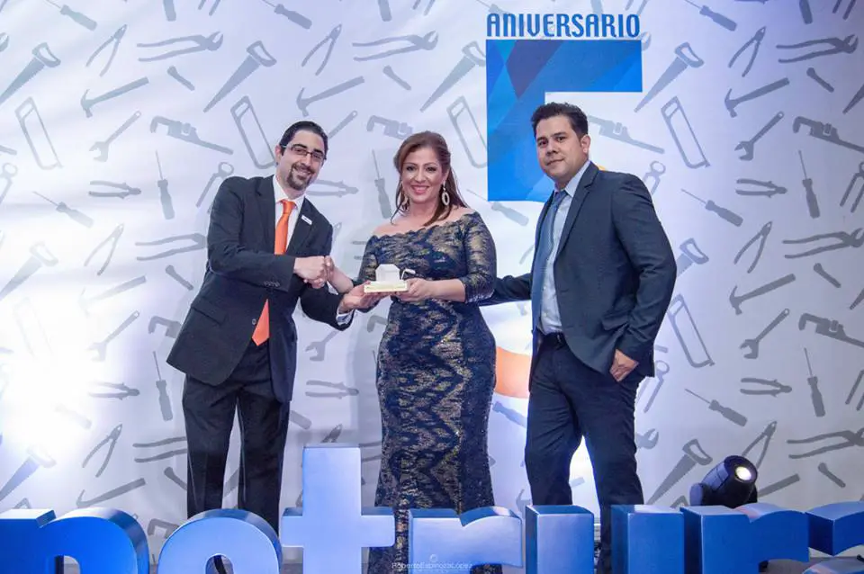 Yahoska Moreno, propietaria de Materiales de Construcción Norteños S.A. recibió el premio en la Categoría Construrama Emprendedor. Foto cortesía de Construrama