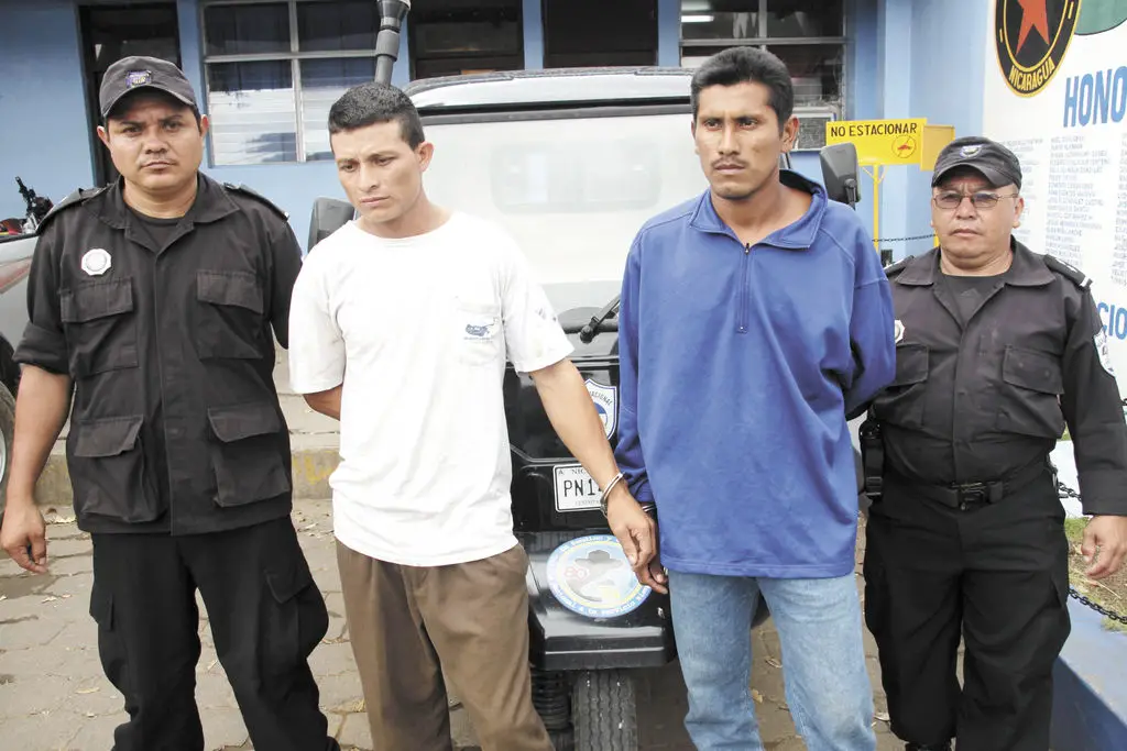 Freddy Flores Jarquín (izquierda) y su primo José Manuel Jarquín Orozco, cuando eran llevados a las celdas de la Policía en Matagalpa. LA PRENSA/ L.E. MARTÍNEZ M.