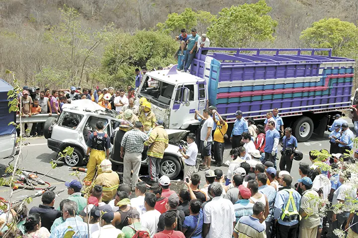Los cuatro ocupantes de un vehículo liviano fallecieron tras impactar contra un camión en Sébaco. LA PRENSA/L. E. MARTÍNEZ M.