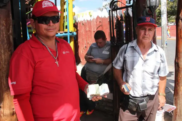 Los cambistas consideran que trabajan en un sitio seguro en Matagalpa. LA PRENSA/LUIS EDUARDO MARTÍNEZ M.