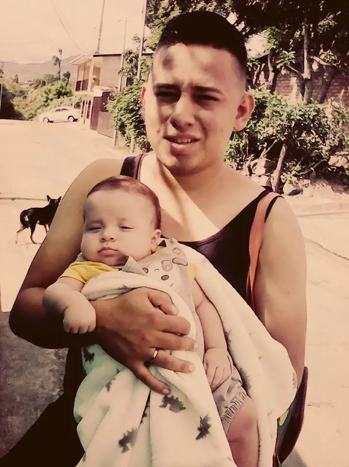 Fernando con su bebé en brazos. Facebook