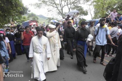 Policía prohibe procesiones