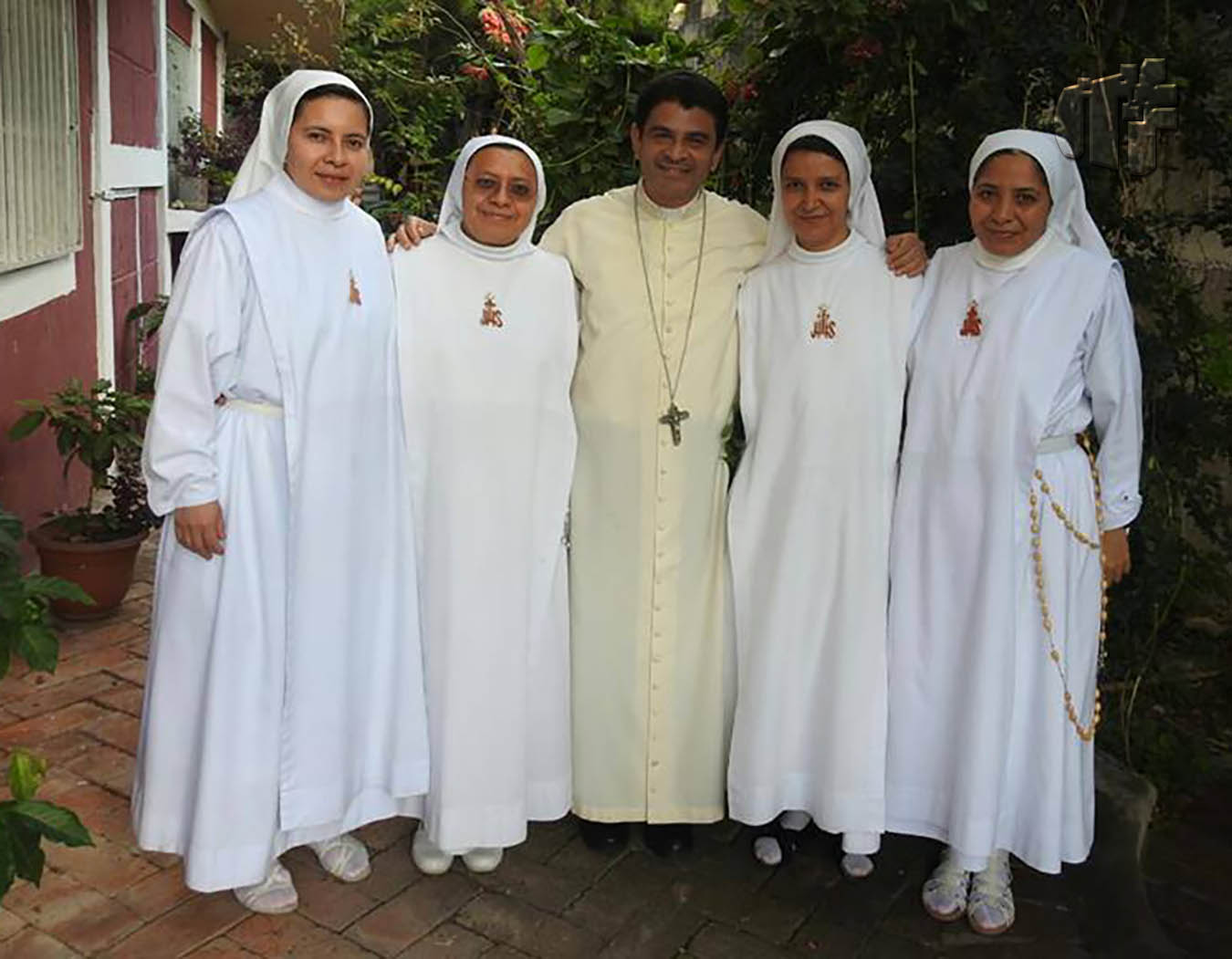 Religiosas de la Cruz con obispo de Matagalpa